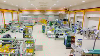 諏訪工場クリーンルーム（W18m × L45m × H5.5m）